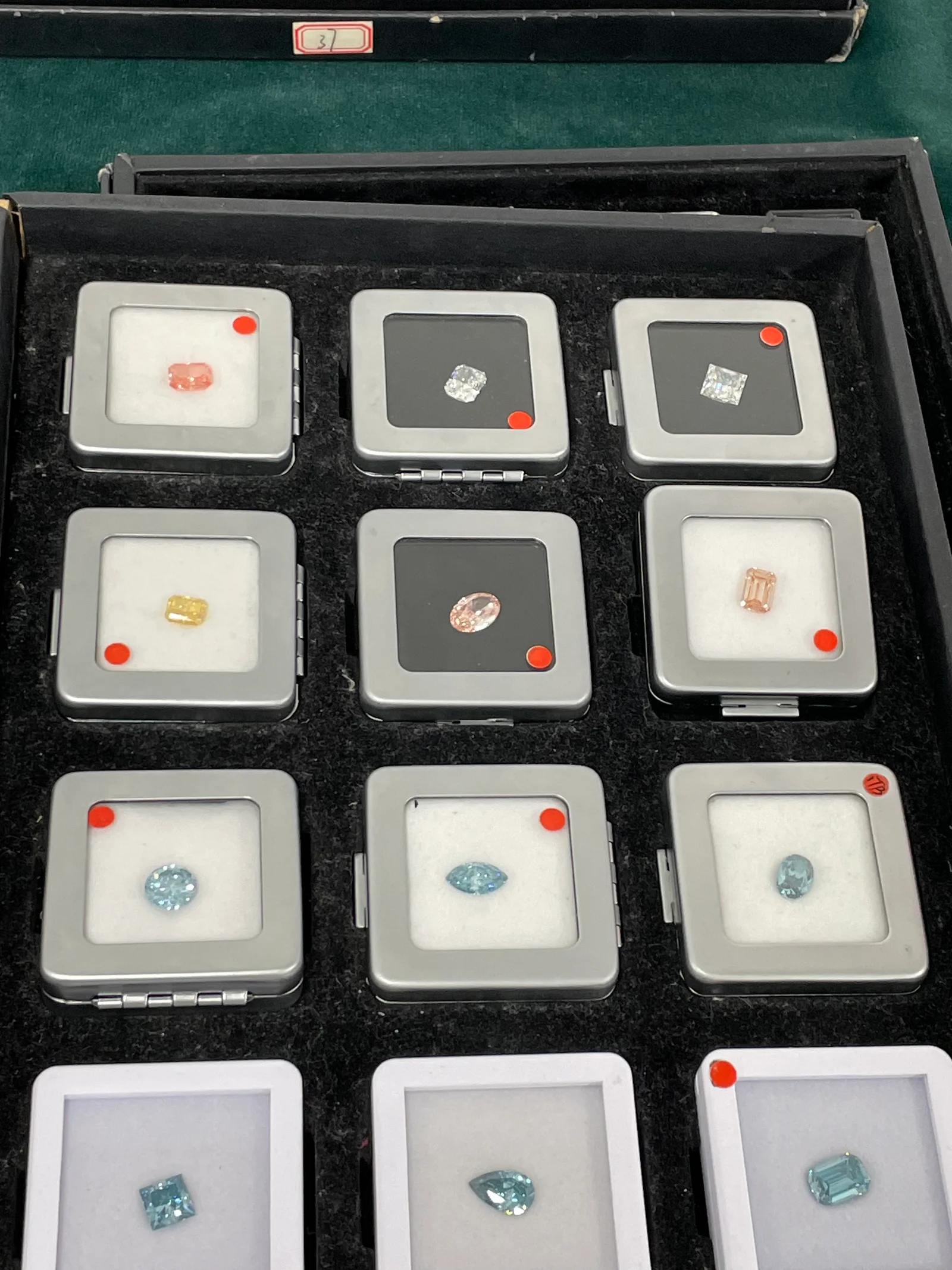 Coloured diamond display